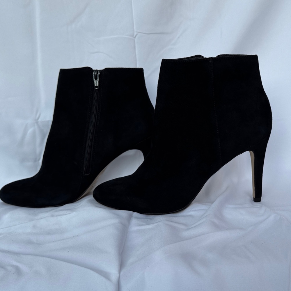 Aldo Women’s size 10 Black Suede Ankle Booties. Classic/Timeless/Elegant/Chic